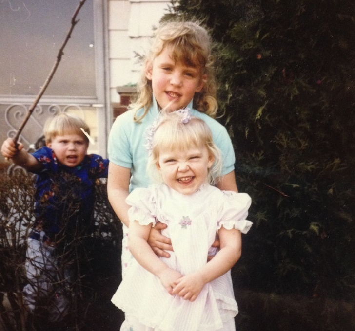 15 Photos of Siblings That Ended Up Being Less Cute Than Expected