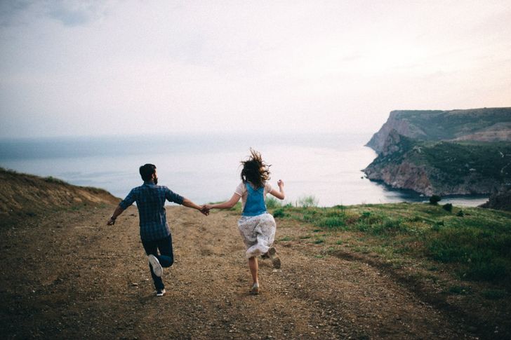 5 Reasons Why Happy Couples Don’t Talk About Their Relationships On Social Media